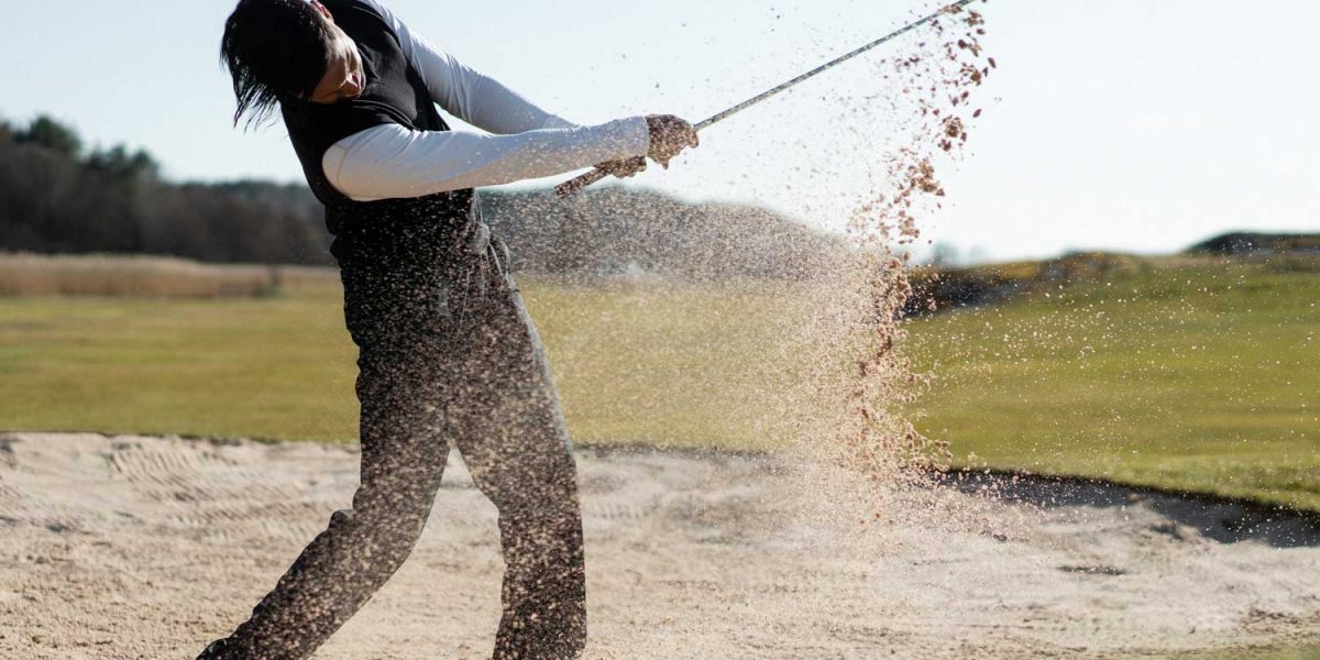 Golfspelare spelar golf på Västkusten i Bohuslän