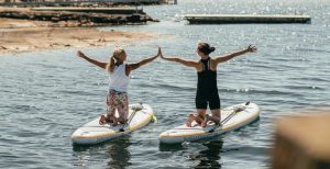 Kvinnor paddlar stand up paddle board I Bohuslän