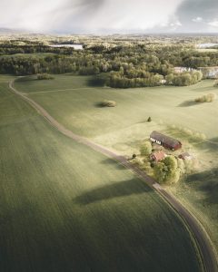 Flygbild över gröna åkermarker i Västsverige där lokalproducerade råvaror odlas