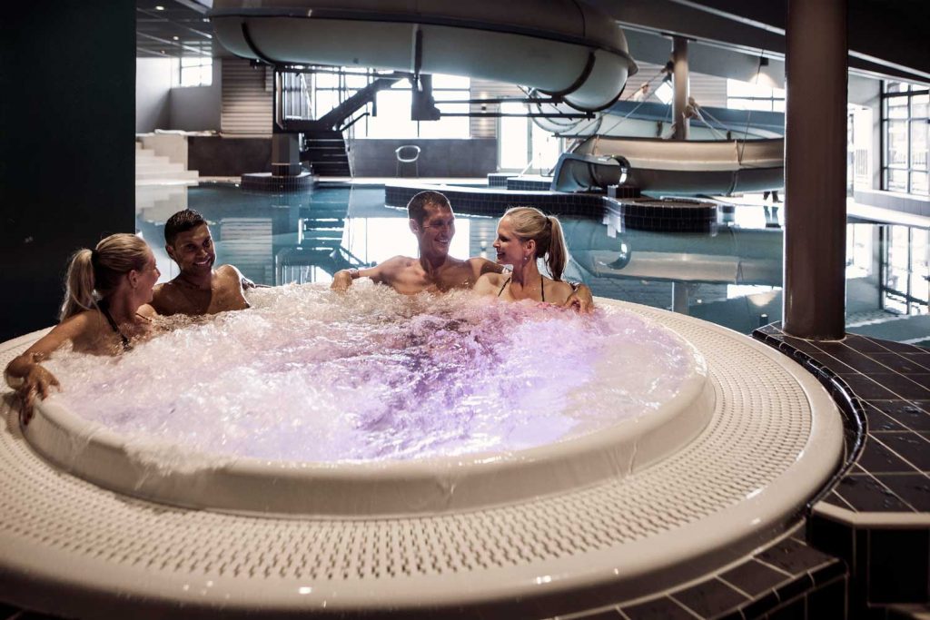 Vänner har roligt i en bubbelpool på hotellet TanumStrand på Västkusten