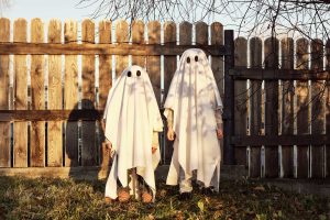 Barn utklädda till spöken under Höstlovet och Halloween på TanumStrand i Grebbestad
